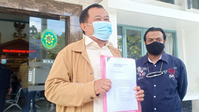 Boyamin Saiman saat mendaftarkan gugatan praperadilan di Pengadilan Negeri Solo, Senin (22/03/2021)