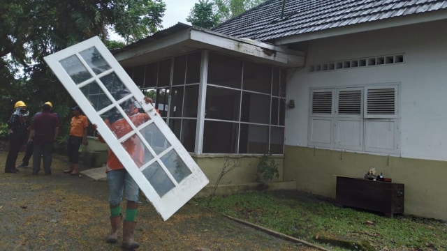 Pihak USU saat mengosongkan rumah dinas yang ditempati keluarga almarhum Prof TMH Tobing. Foto: Dok. Istimewa