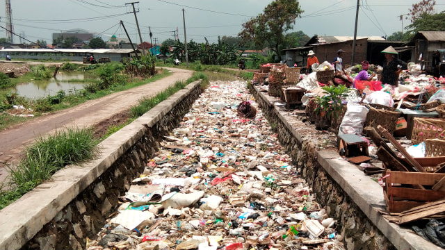 (Tumpukan sampah saluran irigasi di belakang Pasar Kranggot, Kota Cilegon) Sumber foto : Dokumen pribadi