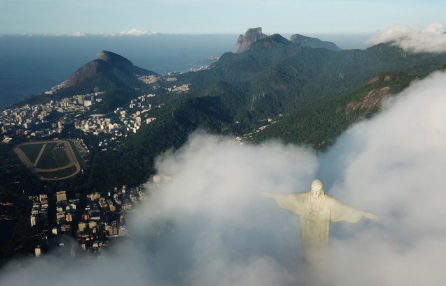 Patung Christ the Redeemer terlihat selama pemugarannya karena pekerjaan sedang berlangsung menjelang hari jadinya yang ke-90, di Rio de Janeiro, Brasil, Rabu (24/3). Foto: Pilar Olivares/REUTERS