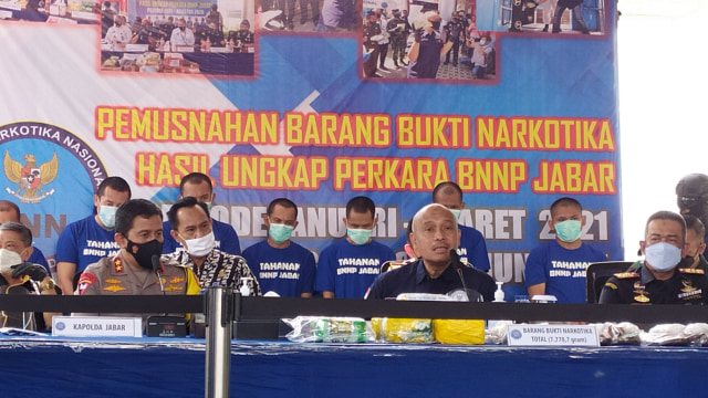 BNN Jabar menggelar kegiatan pemusnahan barang bukti narkotika jenis sabu hasil pengungkapan tindak pidana dalam rentang bulan Januari hingga Maret, Kamis (25/3). Foto: Rachmadi Rasyad/kumparan