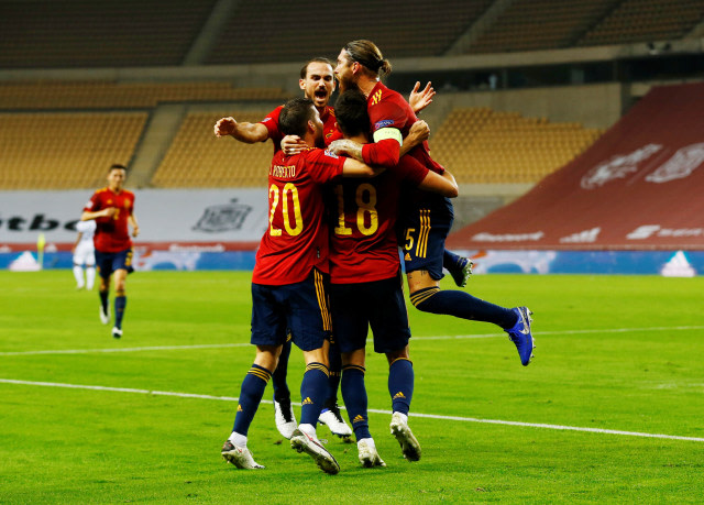 Selebrasi pemain Spanyol saat melawan Jerman dalam ajang UEFA Nations League di Estadio La Cartuja, Seville, Spanyol. Foto: Marcelo Del Pozo/Reuters