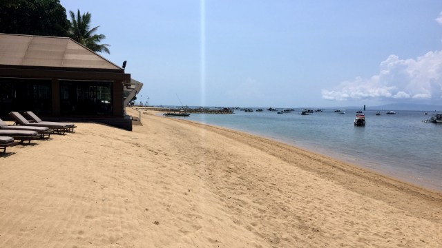Suasana Pantai Sanur, Bali, yang terletak di depan Hotel Puri Santrian, tempat Ibu Mirah diusir satpam. Foto: Denita BR Matondang/kumparan