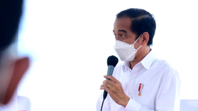Presiden Joko Widodo berdialog dengan nelayan dan pedagang di Dermaga Huseka'a Hitu,  Kabupaten Maluku Tengah, Provinsi Maluku,  Kamis (25/3). Foto: Muchlis Jr/Biro Pers Sekretariat Presiden
