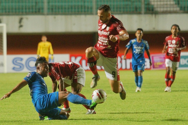 Pemain Bali United Ilja Spasojevic berusaha melewati pemain Persib Bandung Ardi Idrus pada pertandingan Piala Menpora di Stadion Maguwoharjo, Sleman, D.I Yogyakarta, Rabu (24/3).  Foto: Andreas Fitri Atmoko/ANTARA FOTO