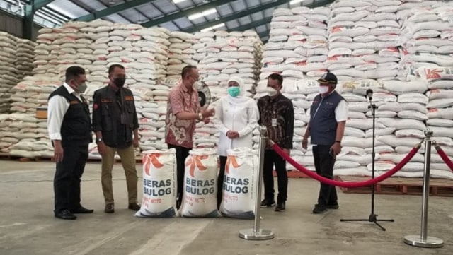 Gubernur Jawa Timur Khofifah Indar Parawansa meninjau gudang Bulog di Buduran, Sidoarjo. Foto: Indra/ANTARA