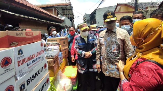 Gubernur Provinsi DKI Jakarta, Anies Baswedan meninjau lokasi kebakaran di Matraman, Jakarta Timur, Kamis (25/3).  Foto: Pemprov DKI Jakarta