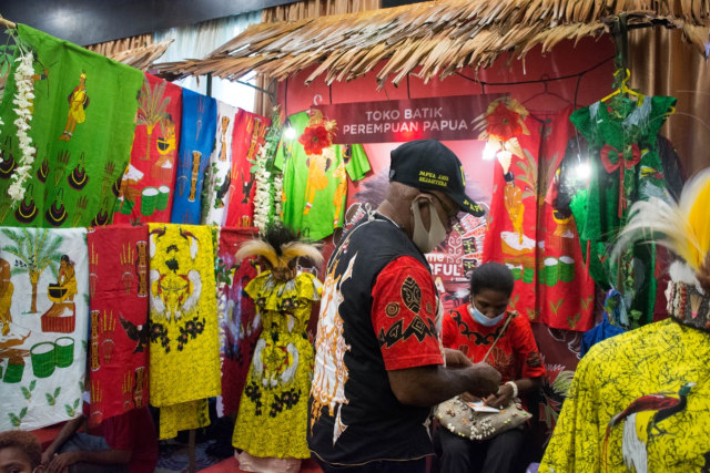 Kain-kain batik Papua yang dipamerkan di acara IndiHome Wonderful Papua (18/3). Sumber : Telkom Indonesia