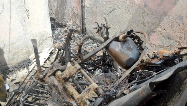 Olah tempat kejadian perkara (TKP) kebakaran di Pisangan Baru, Matraman, Jakarta, Kamis (25/3).  Foto: Twitter/@humasjakfire