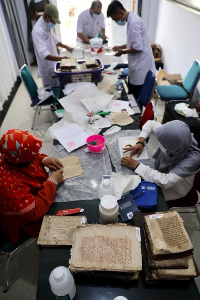 Merawat naskah kuno warisan masa lalu Aceh. Foto: Suparta/acehkini 
