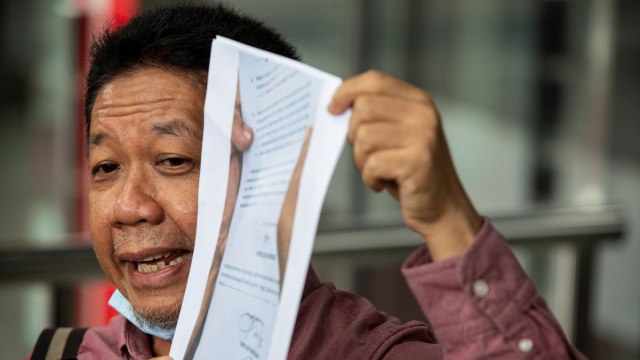 Pakar Komunikasi Politik Effendi Gazali menyampaikan keterangan pers sebelum menjalani pemeriksaan di Gedung Merah Putih KPK, Jakarta, Kamis (25/3). Foto: Dhemas Reviyanto/ANTARA FOTO