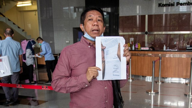 Pakar Komunikasi Politik Effendi Gazali menyampaikan keterangan pers sebelum menjalani pemeriksaan di Gedung Merah Putih KPK, Jakarta, Kamis (25/3). Foto: Dhemas Reviyanto/ANTARA FOTO