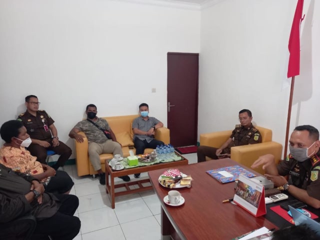 Perwakilan Fraksi Demokrat dan Fraksi Gabungan saat melaporkan dugaan mark Up anggaran di Kantor Kejari Kaimana. Foto istimewa