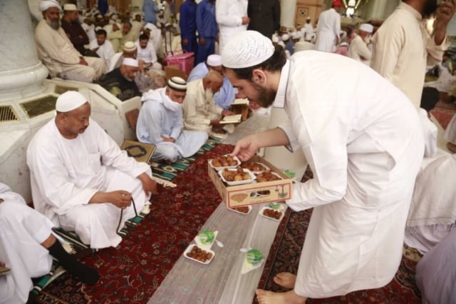 Buka puasa bersama di Masjid Nabawi Madinah, Arab Saudi, tahun 2019. Foto: Dok. Haramain Sharifain