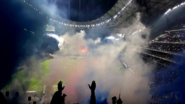 Suasana Stade Orange Vélodrome yang sering diibaratkan sebagai suatu kuil/tampat ibadah (Credit: Wikimedia Commons)