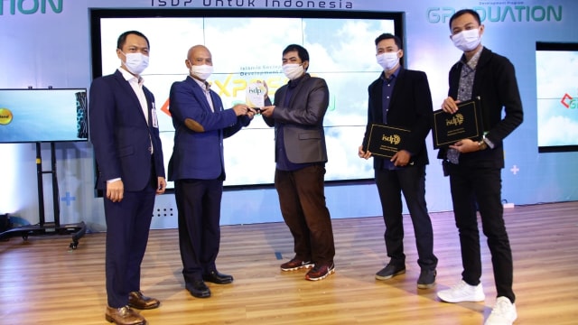 Wakil Direktur Utama 1 Bank Syariah Indonesia, Ngatari (Kedua dari kiri) memberikan penghargaan kepada tiga pemenang Islamic Sociopreneur Development Program (ISDP). Foto: Dok. BSI