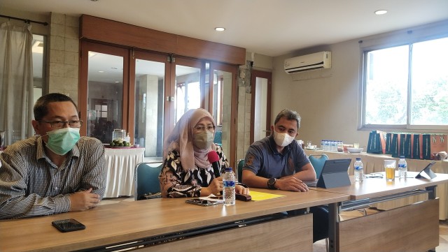 Chief Executive Officer (CEO) PT Tiga Serangkai, Eny Rahma Zaenah (tengah)