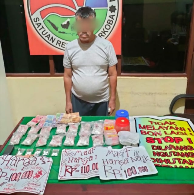 Pelaku penjualan obat terlarang bersama barang bukti saat diamankan di Mapolres Katingan.