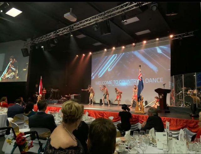 Tarian Welcome to Country dari Suku Wajak, Western Australia dalam Resepsi Diplomatik Indonesia di Perth, Australia Barat (Sumber foto: KJRI Perth)