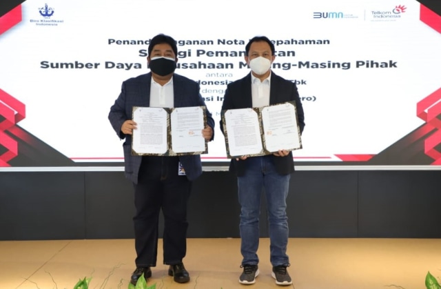 Direktur Enterprise & Business Service Telkom Edi Witjara (kanan) usai melakukan penandatanganan Nota Kesepahaman dengan Direktur Utama BKI yang pada kesempatan ini diwakili oleh Direktur Pengembangan Sumber Daya Saifudin Wijaya tentang Sinergi Pemanfaatan Sumber Daya Perusahaan yang bertempat di Jakarta (24/3). Foto: dok. Telkom Indonesia