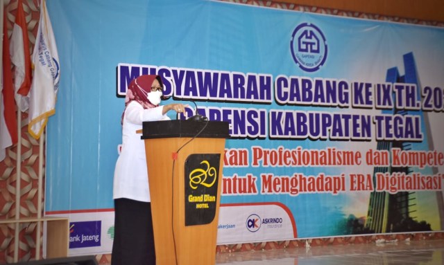 Umi menyampaikan pesan itu saat membuka Musyawarah Cabang ke-9 Gabungan Pelaksana Kontruksi Nasional Indonesia (Gapensi) Kabupaten Tegal Tahun 2021 di Hotel Grand Dian Hotel, Slawi, Rabu (24/03) kemarin.