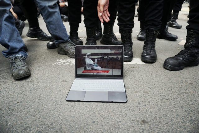 Awak media menyiarkan siaran langsung Habib Rizieq di depan PN Jaktim setelah polisi melarang masuk wartawan untuk meliput. Foto: Jamal Ramadhan/kumparan