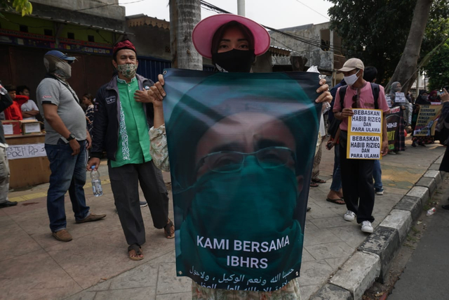 Simpatisan Habib Rizieq Syihab membentangkan spanduk dan poster di sekitar PN Jaktim. Foto: Jamal Ramadhan/kumparan