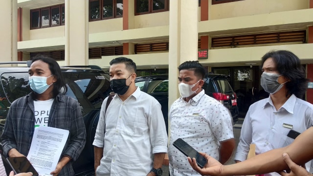 Direktur Eksekutif Walhi Jambi, Rudiansyah (kemeja kotak) menyampaikan keterangam terkait pendaftaran gugatan di Pengadilan Negeri Jambi/Yovy Hasendra