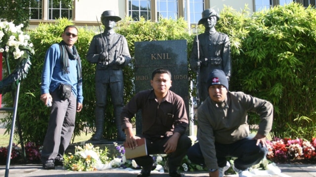 Berposes di depan patung KNIL, museum Bronbeek, Belanda. Dok. Taufik Mubarak