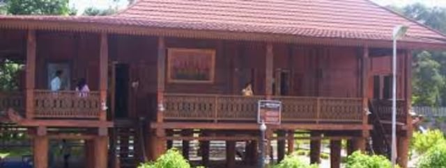 Potret Rumah Adat Lampung. Sumber: Malahayati.ac.id