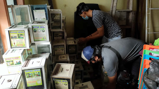 Densus 88 anti teror mengamankan puluhan kotak amal di Belawan. Foto: Dok. Istimewa