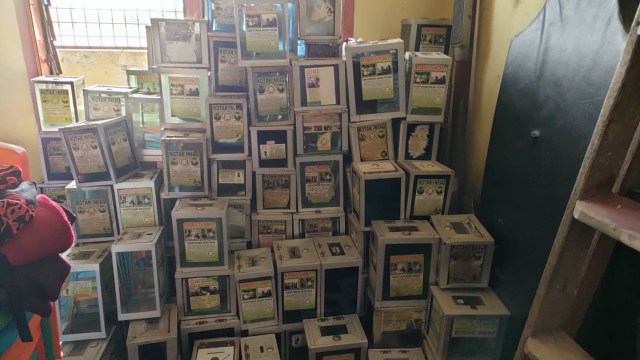 Densus 88 anti teror mengamankan puluhan kotak amal di Belawan. Foto: Dok. Istimewa