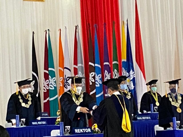 Institut Pertanian Bogor menganugerahkan gelar doktor homoris causa kepada Kepala Badan Nasional Penanggulangan Bencana Doni Monardo. Foto: BNPB