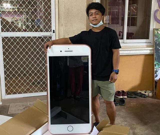 Beli iPhone dapat meja Foto: Facebook