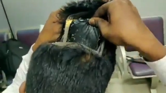 Pria bergaya rambut aneh diciduk polisi, ternyata pakai wig untuk selundupkan emas. (Foto: @ChennaiCustoms)