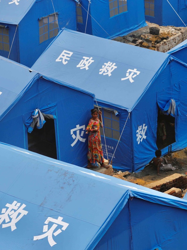 Seorang gadis pengungsi Rohingya terlihat di depan tenda darurat yang baru didirikan setelah kebakaran besar di Cox's Bazar, Bangladesh. Foto: Mohammad Ponir Hossain/Reuters