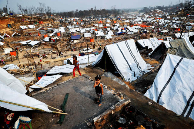 Kondisi pengungsi Rohingya di tenda darurat yang baru didirikan setelah kebakaran besar di Cox's Bazar, Bangladesh. Foto: Mohammad Ponir Hossain/Reuters