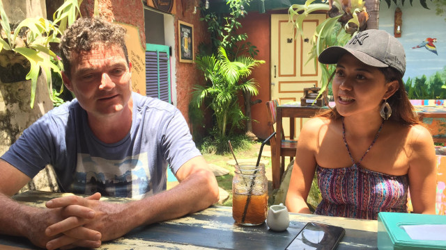 Michael Van Den Bremt (48) dan istrinya Veronica Tri Haryanti (29). Foto: Arfiansyah Panji Purnandaru/kumparan