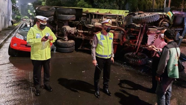 Kecelakaan di Jl S.Parman Slipi Jakbar. Foto: Twitter/@TMCPoldaMetro