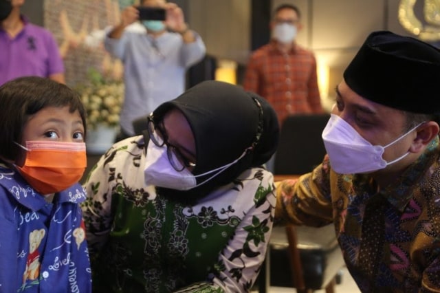 Eri Cahyadi bersama istri saat mengunjungi Ara, Sabtu (27/3) kemarin. Foto: Humas Pemkot Surabaya