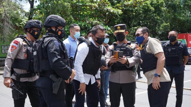 Kapolda Sulsel dan Kapolrestabes Makassar meninjau lokasi kejadian ledakan bom di Makassar, Minggu (28/3). Foto: Dok. Istimewa