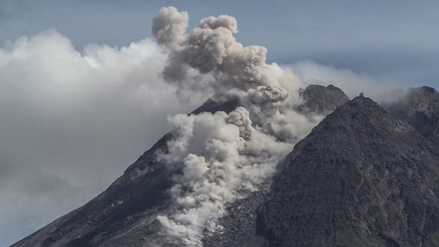 Kenampakan Awan panas guguran di Gunung Merapi yang terlihat dari Kaliurang, Sleman, Daerah Istimewa Yogyakarta, Pada Sabtu (9/1/2021) (Sumber foto: ANTARA FOTO/Hendra Nurdiyansyah/hp)