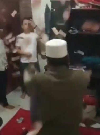 Viral seorang lelaki mengaku bisa gandakan uang lewat sarung sakti. (Foto: Instagram/@makassar_iinfo)
