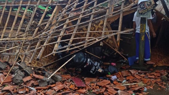 Puting beliung terjadi di Kecamatan Cimenyan Kabupaten Bandung pada Minggu (28/3) sekitar pukul 16.00 WIB. Foto: Dok. Muhammad Farhan