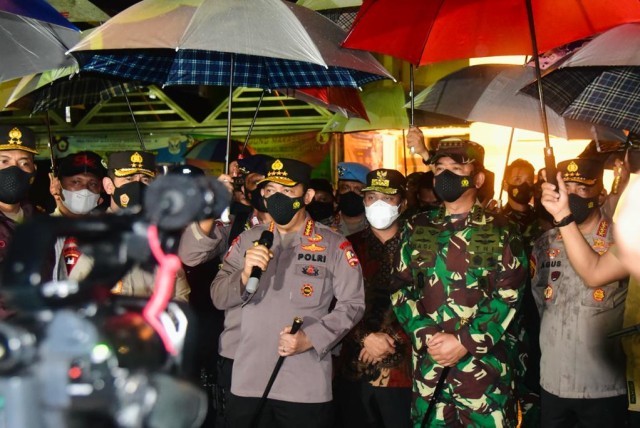 Kapolri Jenderal Listyo Sigit datang ke lokasi ledakan bom di Katedral Makassar. Foto: Dok. Istimewa