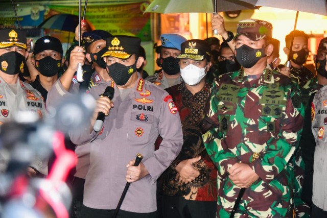 Kapolri Jenderal Listyo Sigit datang ke lokasi ledakan bom di Katedral Makassar. Foto: Dok. Istimewa
