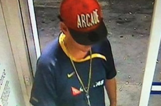 Gambar 1. CCTV merekam seorang pria tidak dikenal. sumber : klik link berikut