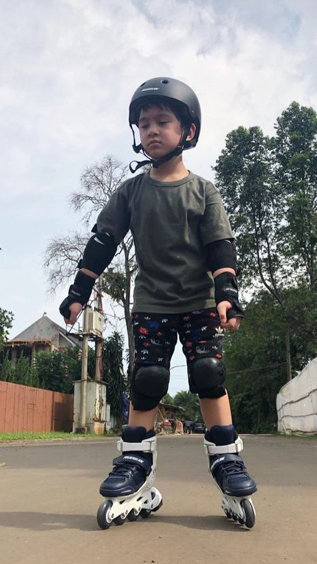 Rafathar main sepatu roda.
 Foto: Instagram/@raffinagita1717