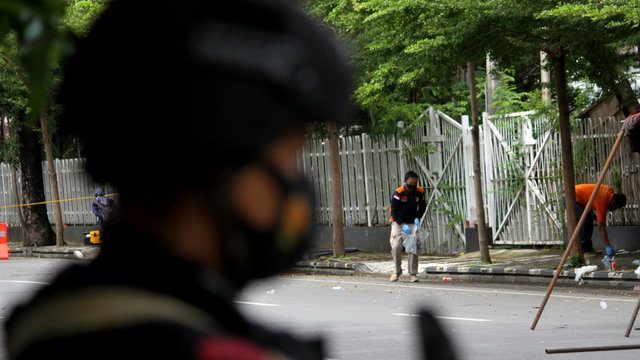 Anggota polisi mengumpulkan sisa serpihan ledakan bom bunuh diri di depan Gereja Katedral Makassar, Sulawesi Selatan, Senin (29/3). Foto: Arnas Padda/ANTARA FOTO