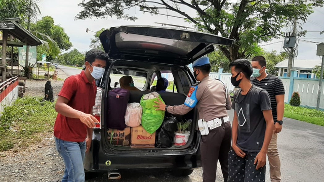 Polisi memeriksa kendaraan yang akan memasuki wilayah Sulawesi Barat. Foto: Dok. Polres Polman